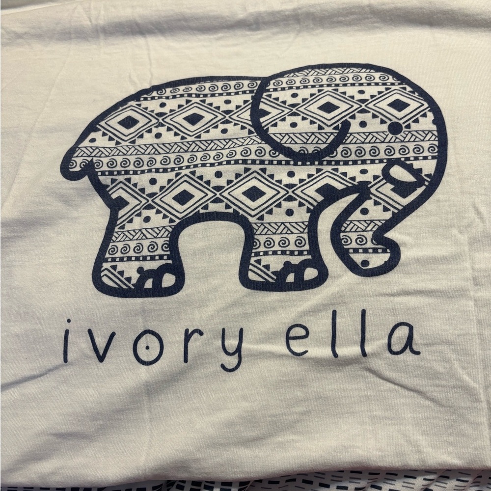 Ivory Ella White and Blue Graphic Short Sleeve T-Shirt
